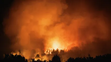 Incêndio avança descontrolado em Meãs, ameaçando comunidades locais