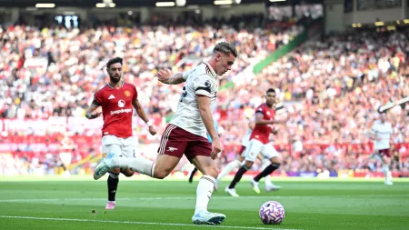 Arsenal triunfa em Old Trafford com golo controverso