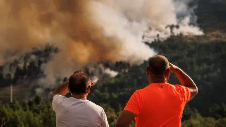 Incêndio em Tarouca avança em direção à serra de Santa Helena com três frentes ativa