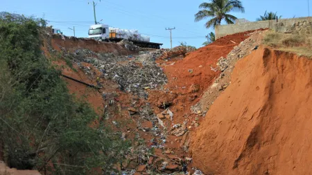 Moradores deslocados em Pemba enfrentam ameaça crescente de erosão