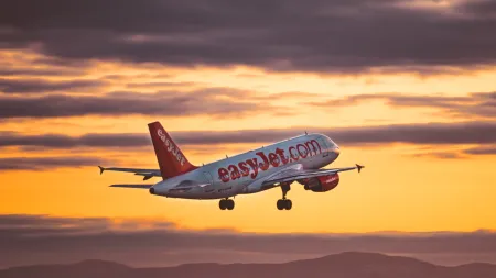 Casal britânico causa tumulto em voo após anúncio de aventura no 'mile high club'