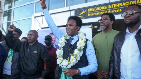 Celebração de Mondlane no aeroporto de Maputo em meio a confrontos policiais