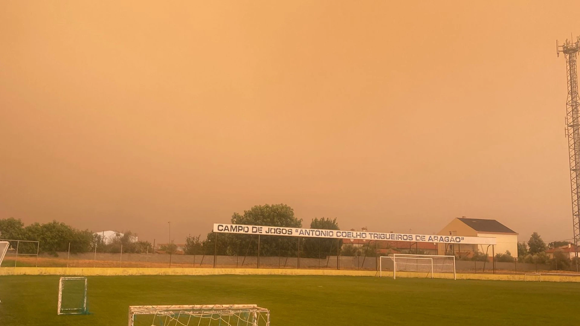 Incêndio no Fundão provoca nuvem de fumo sobre o treino do Alcains