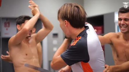 Amar Dedic celebra 23 anos com os colegas no Benfica Campus