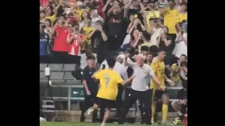 Criança invade campo para conhecer Ronaldo durante Supertaça