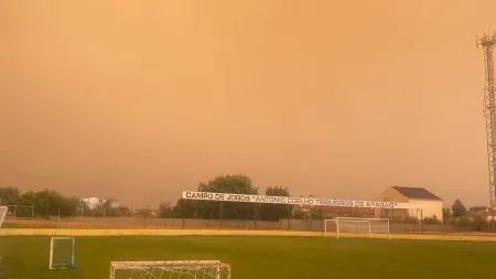 Incêndio no Fundão provoca nuvem de fumo sobre o treino do Alcains