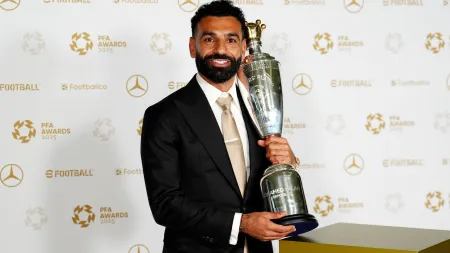 Mohamed Salah faz história ao conquistar terceiro prémio da PFA