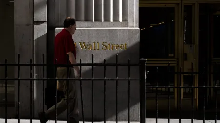 Wall Street encerra em queda à espera de decisões dos bancos centrais