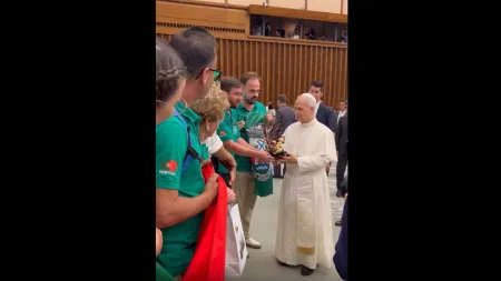 "Grupo Folclórico de Barcelinhos Recebe Bênção do Papa Leão XIV"