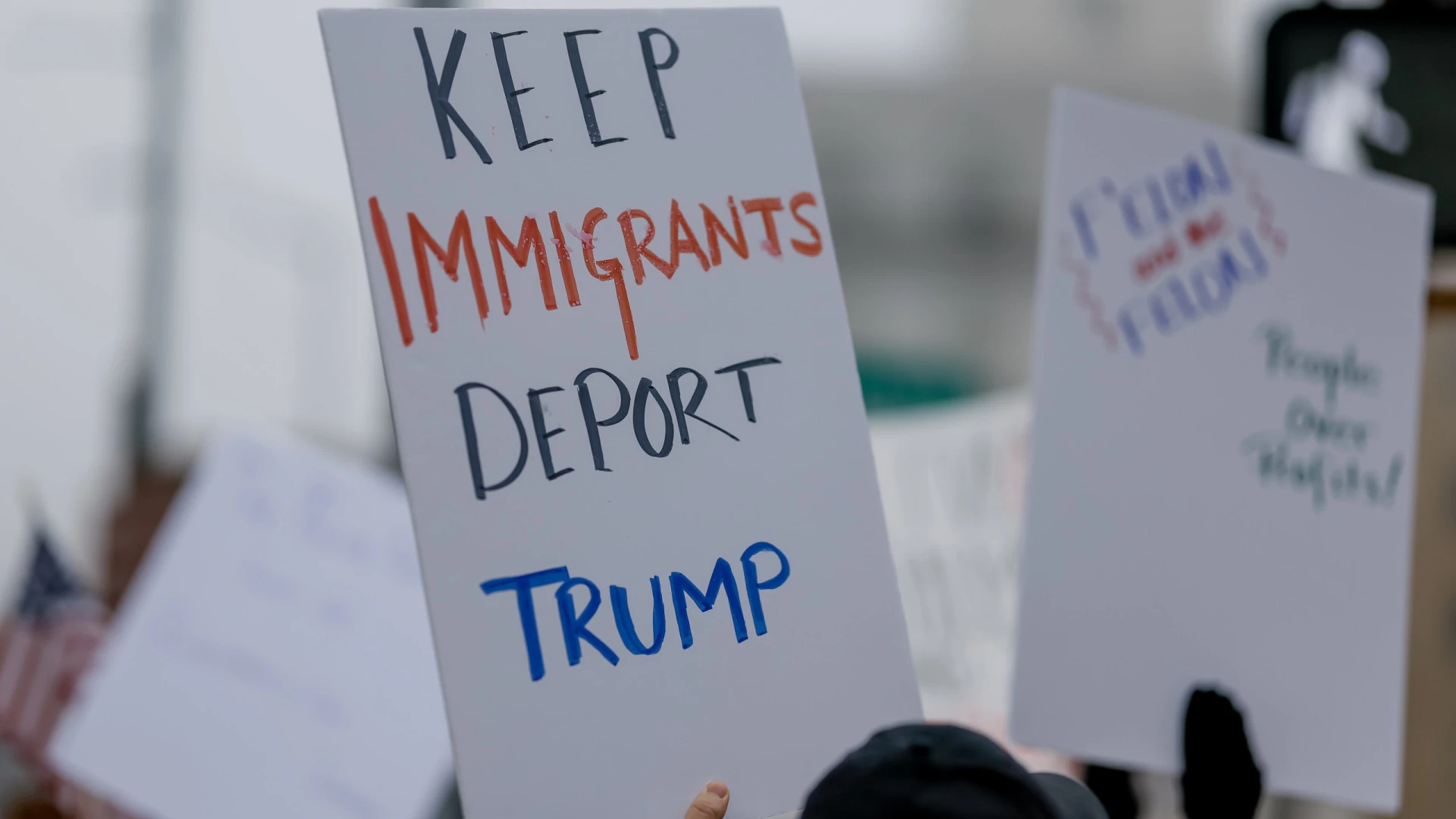 Uganda e EUA firmam acordo para acolher migrantes deportados