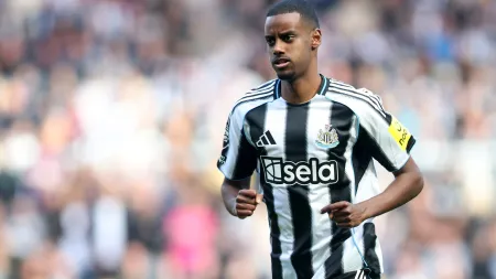 Alan Shearer critica agente de Isak e reafirma contratos do Newcastle