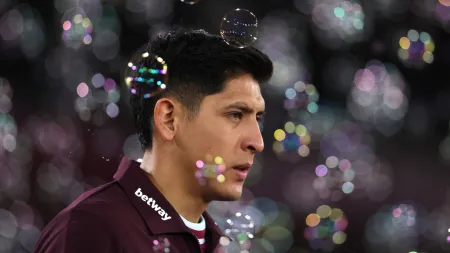 Edson Álvarez reforça a linha média do Fenerbahçe para esta temporada