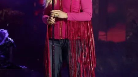 Miranda Lambert protagoniza momento hilariante após sutiã ser arremessado no palco