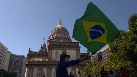 Brasil aprova legislação para aumentar proteção de menores nas redes sociais