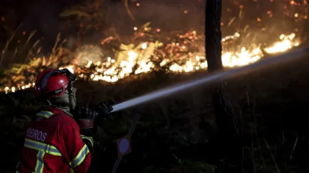 Bombeiro gravemente ferido em incêndio é evacuado para Coimbra
