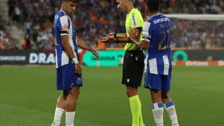 Arbitragem controversa em FC Porto-Vitória gera críticas do Conselho de Arbitragem
