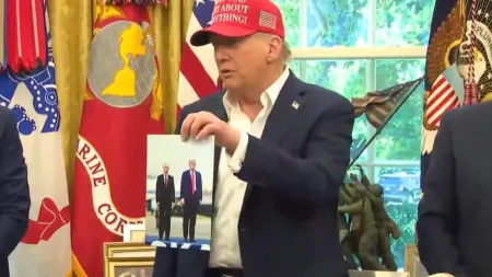Trump exibe presente de Putin: "Uma boa foto dele"