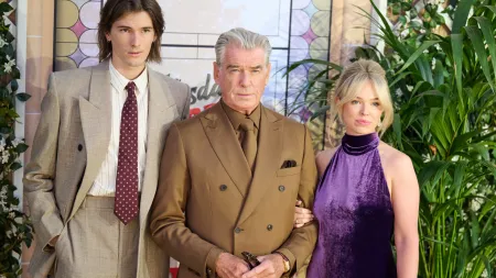 Pierce Brosnan desfruta de momento familiar na estreia de novo filme