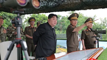 Kim Jong-un supervisiona lançamento de novos mísseis de defesa aérea