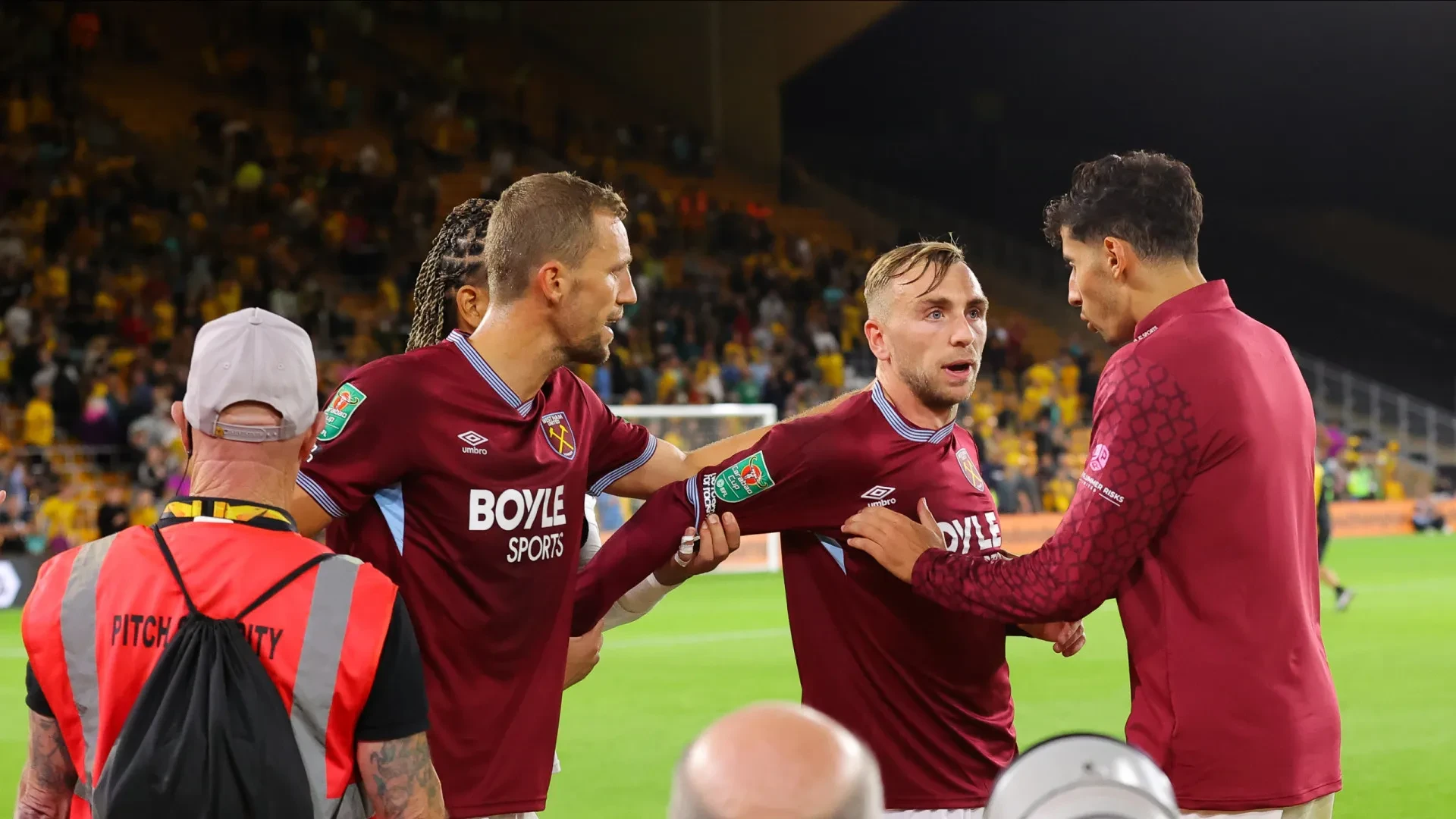 Conflito entre o capitão do West Ham e adeptos após desaire em Molineux