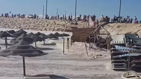 Mar revolto danifica praias na Costa da Caparica e Póvoa de Varzim