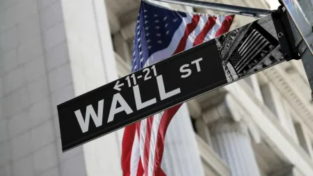 Wall Street regista ganhos ignorando tensões políticas