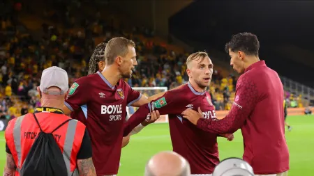 Conflito entre o capitão do West Ham e adeptos após desaire em Molineux