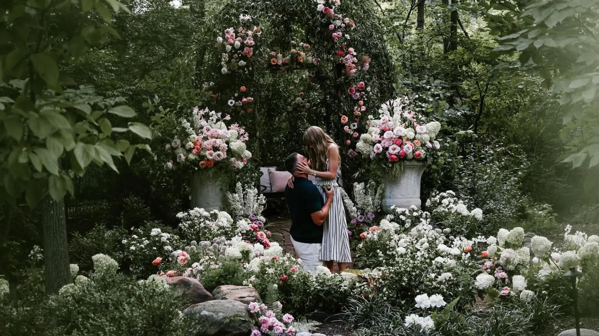 Taylor Swift e Travis Kelce: Engajamento Surpreendente Após Dois Anos de Amor