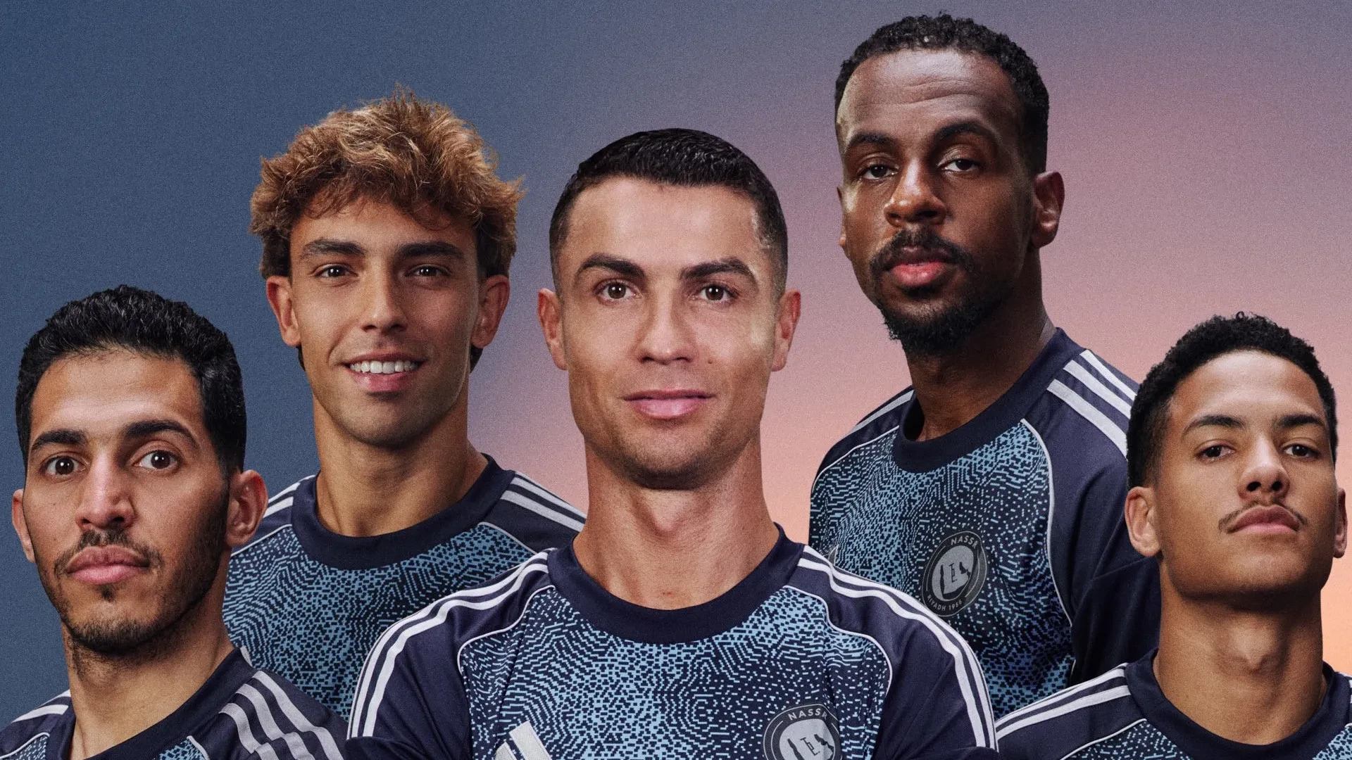 Al Nassr apresenta o seu novo equipamento para a temporada com Cristiano Ronaldo e João Félix