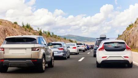 Trocar de faixa à direita no trânsito pode resultar em multas até 600€