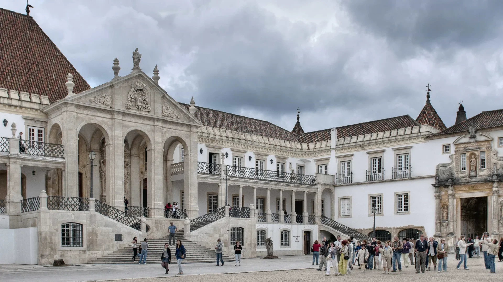 Tailândia presenteia Universidade de Coimbra com 80 volumes da Tipitaca