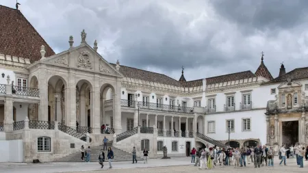 Tailândia presenteia Universidade de Coimbra com 80 volumes da Tipitaca