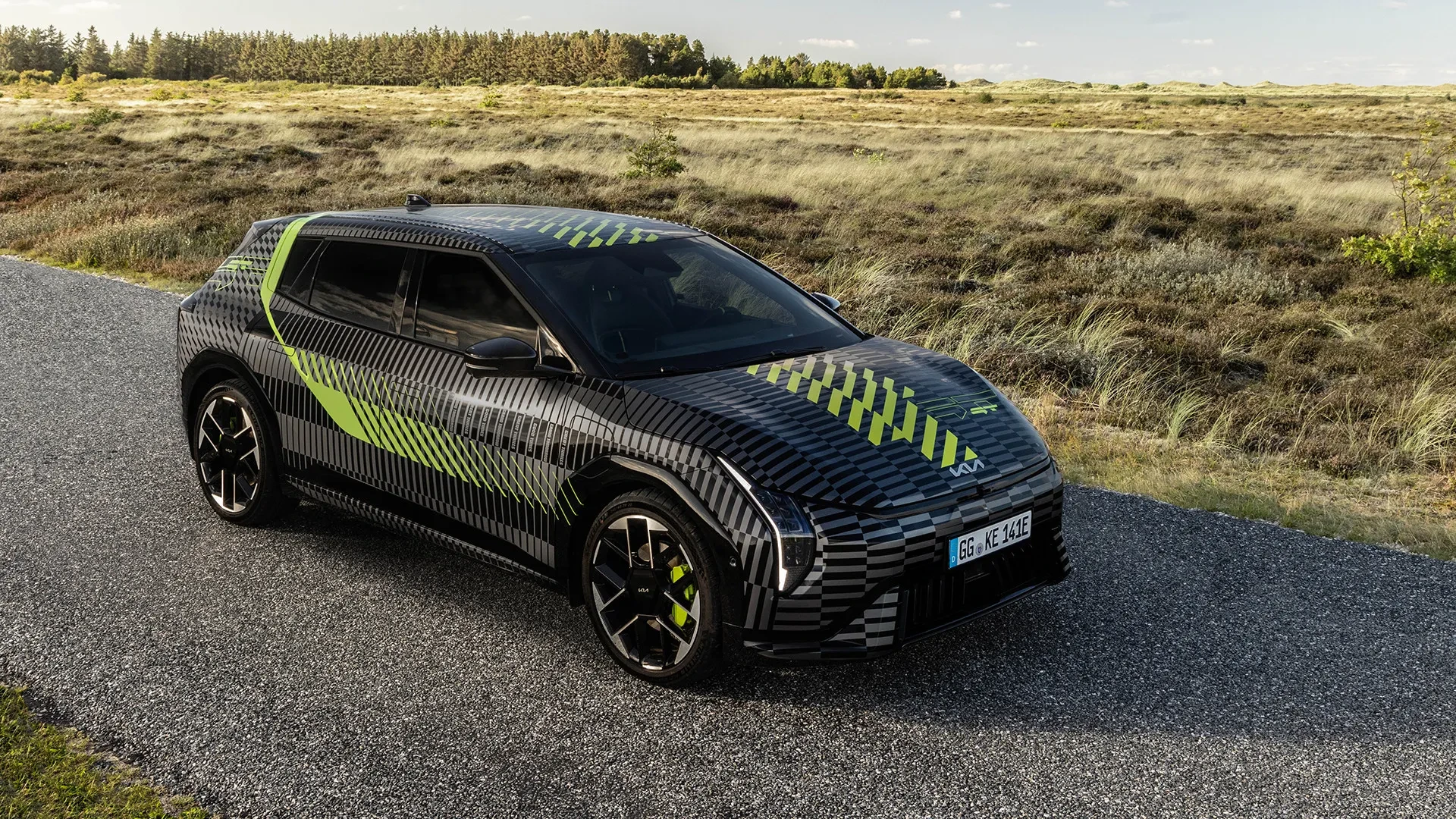 Kia apresenta protótipo do EV4 GT e nova camuflagem para testes