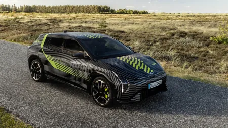 Kia apresenta protótipo do EV4 GT e nova camuflagem para testes