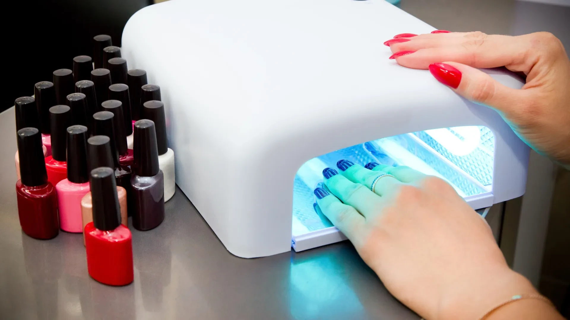 Cuidados Essenciais na Manicure: Como Proteger as Suas Unhas e a Sua Saúde