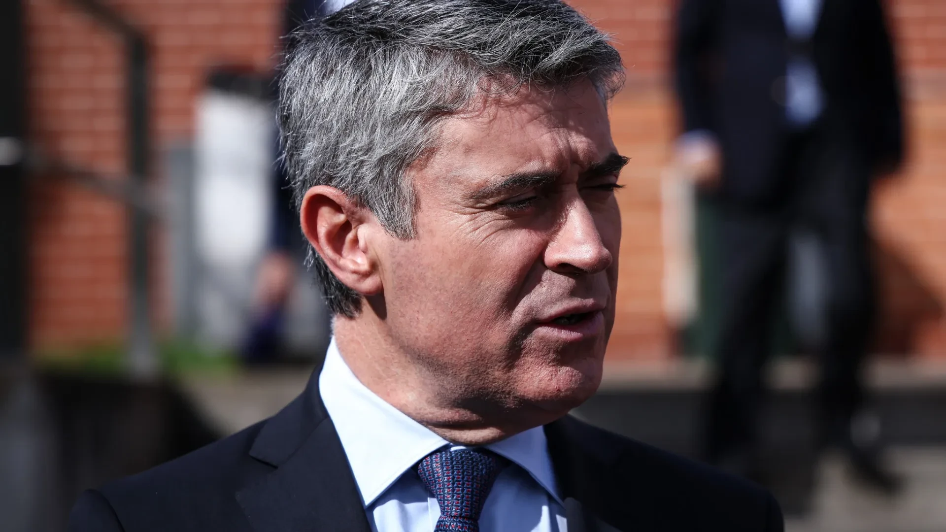 Governo em xeque: Carneiro critica falhas na saúde após declarações de Marcelo