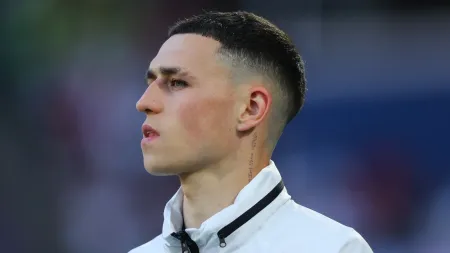 Phil Foden processa por boatos sobre a sua família