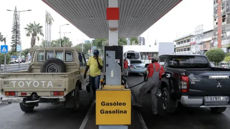Angola investe 610 milhões de dólares em importações de combustíveis líquidos