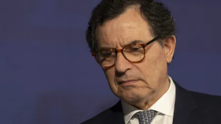 "Ministro da Economia defende descida do IRC como incentivo ao crescimento empresarial"