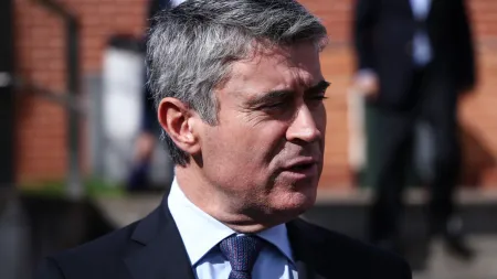 Governo em xeque: Carneiro critica falhas na saúde após declarações de Marcelo