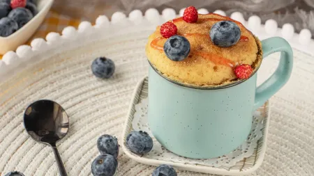 Delícias rápidas: bolos de caneca para aquecer os dias cinzentos