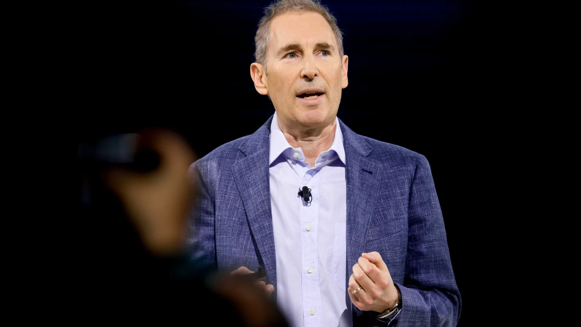 Amazon anuncia cortes de 14 mil postos de trabalho, negando vínculo com IA