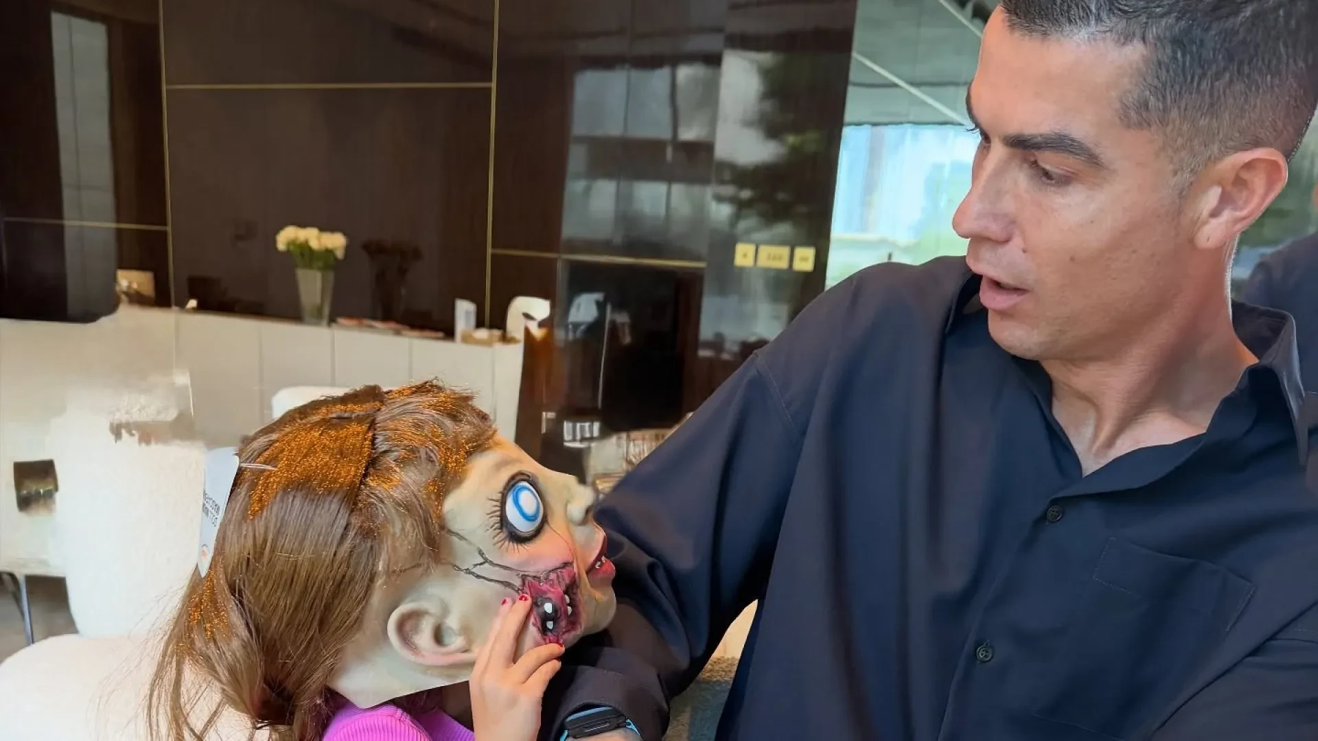 Bella Esmeralda surpreende Cristiano Ronaldo com um susto de Halloween