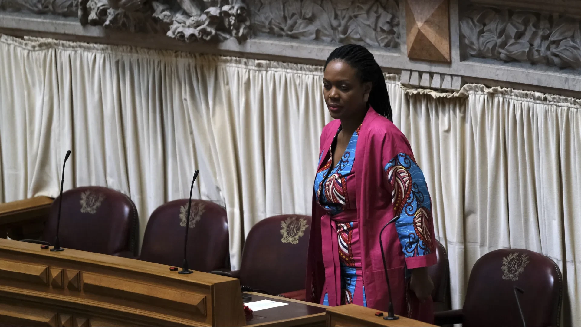 A Inércia e o Racismo no Parlamento: Joacine Katar Moreira comenta caso de Eva Cruzeiro