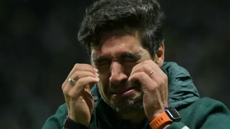 Abel Ferreira emociona-se após triunfo memorável do Palmeiras: "Experiência de alívio"