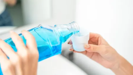 Perigos do elixir oral: saiba como proteger a sua saúde dentária