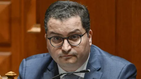 O ministro das Finanças alertou sobre investimentos e fraudes digitais na Escola Secundária