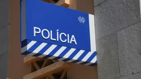 Homem de 25 anos preso por agressão grave a jovem de 18 anos