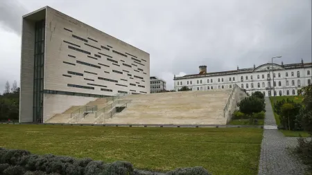 Reitor da Universidade Nova suspende solicitações de acumulação de funções após averiguações