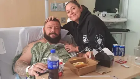 Pai vítima de esfaqueamento em plena estrada é salvo pelos filhos durante o Halloween